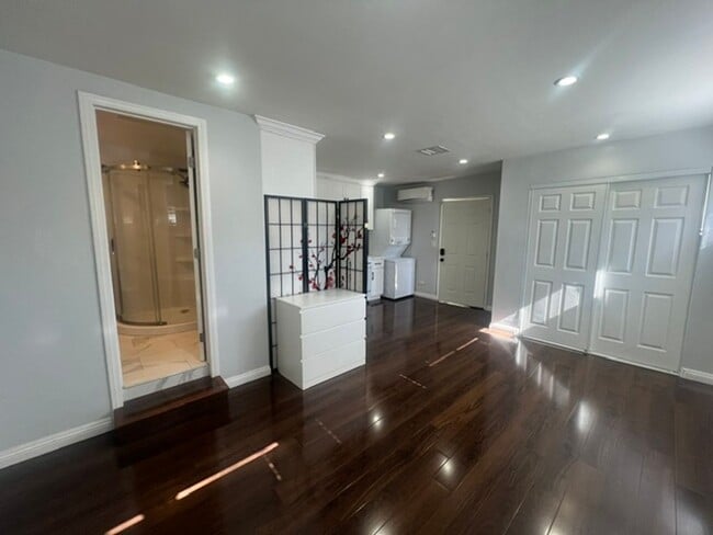 Building Photo - Charming Winnetka Studio (ADU)! Laundry In Unit!
