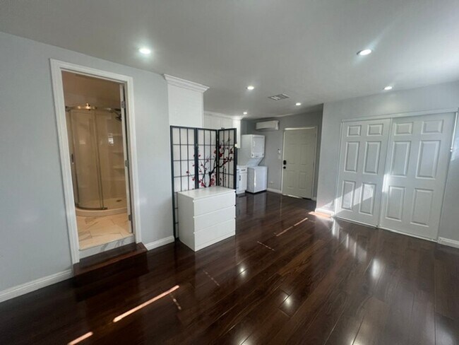 Foto del edificio - Charming Winnetka Studio (ADU)! Laundry In Unit!