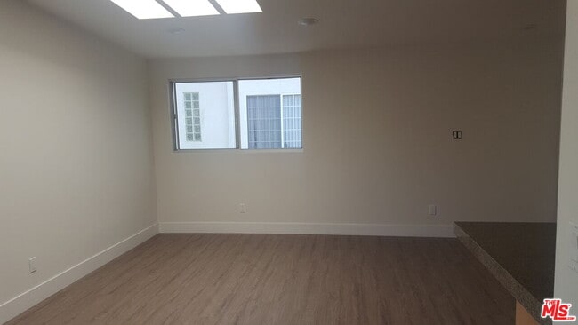 Foto del edificio - 3527 Dunn Dr