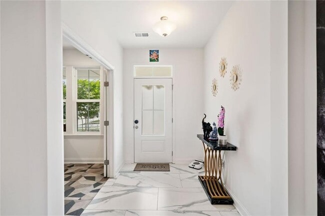 Foto del edificio - 2121 Harmony Dr