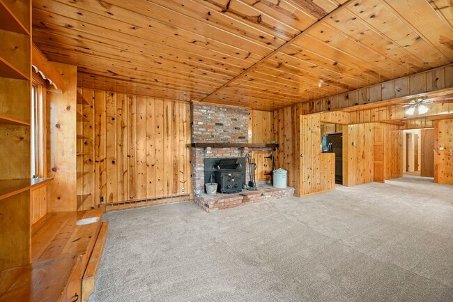 Building Photo - Mountain Life & Views- 4 bed 2 bath