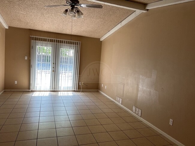 Building Photo - 2404 Carnation Dr