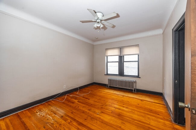 Building Photo - 948 W Cuyler Ave