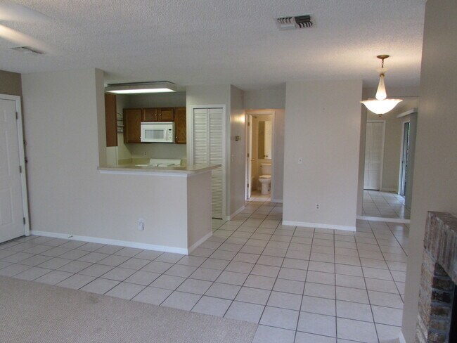 Building Photo - 2 BEDROOMS W/2 FULL BATHS, 1st FLOOR UNIT ...