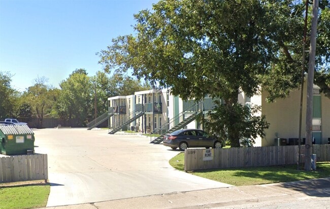 Building Photo - 1109 E North St