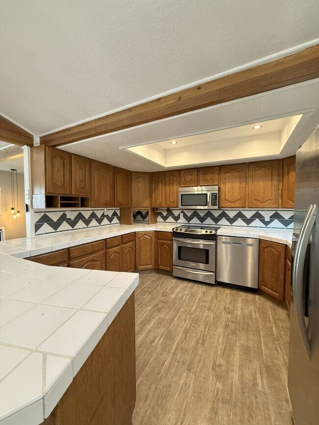 Foto del edificio - Spacious Comfort Meets Practical Living in...