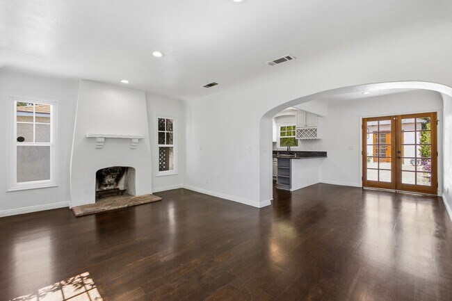 Foto del edificio - 585 W Calaveras St