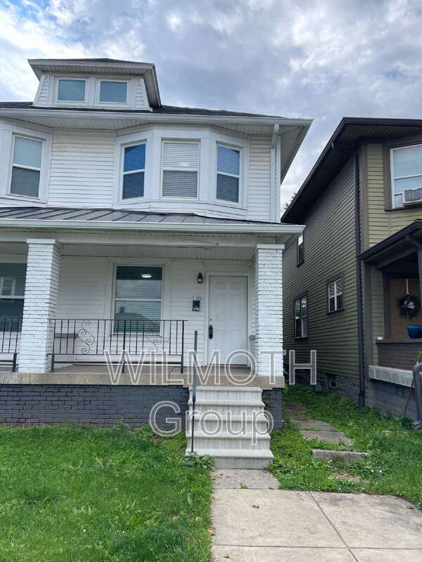 Primary Photo - 12 N Randolph St