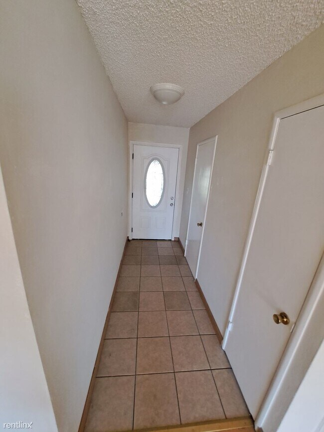 Foto del edificio - Room for Rent, 1 bath House - 5517 Fiesta ...