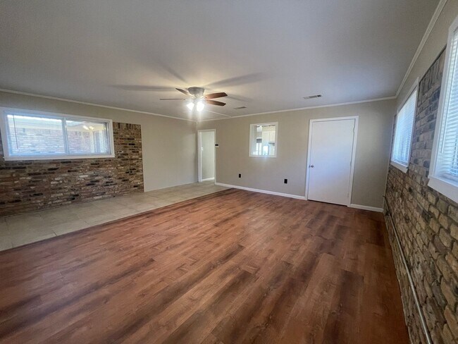 Foto del edificio - Country Feel In The City! A Must See!