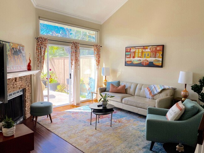 Foto del edificio - Beautiful End Unit Townhome in Fantastic A...