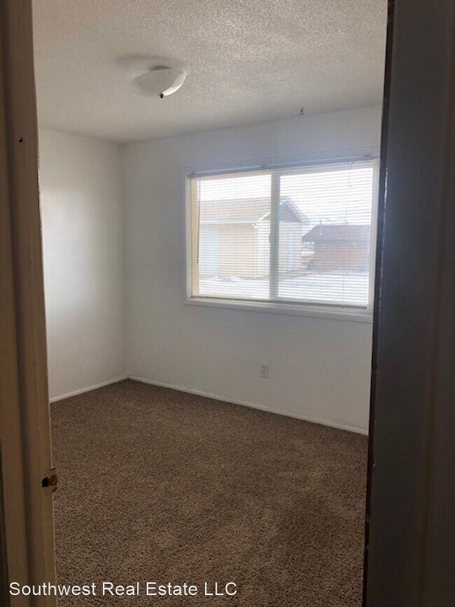 Building Photo - 2 br, 1 bath House - 1011 Trona Dr