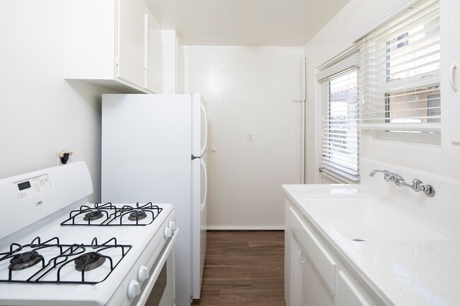 Building Photo - Pacific Beach/Bird Rock Cottage: 1 Bed/1 Bath Just Blocks from the Beach!