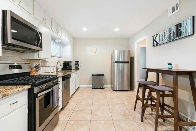 Foto del edificio - 1919 Puritan Dr