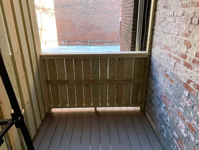 Building Photo - 3 Bed Split NO FEE NO SECURITY Right on C ...