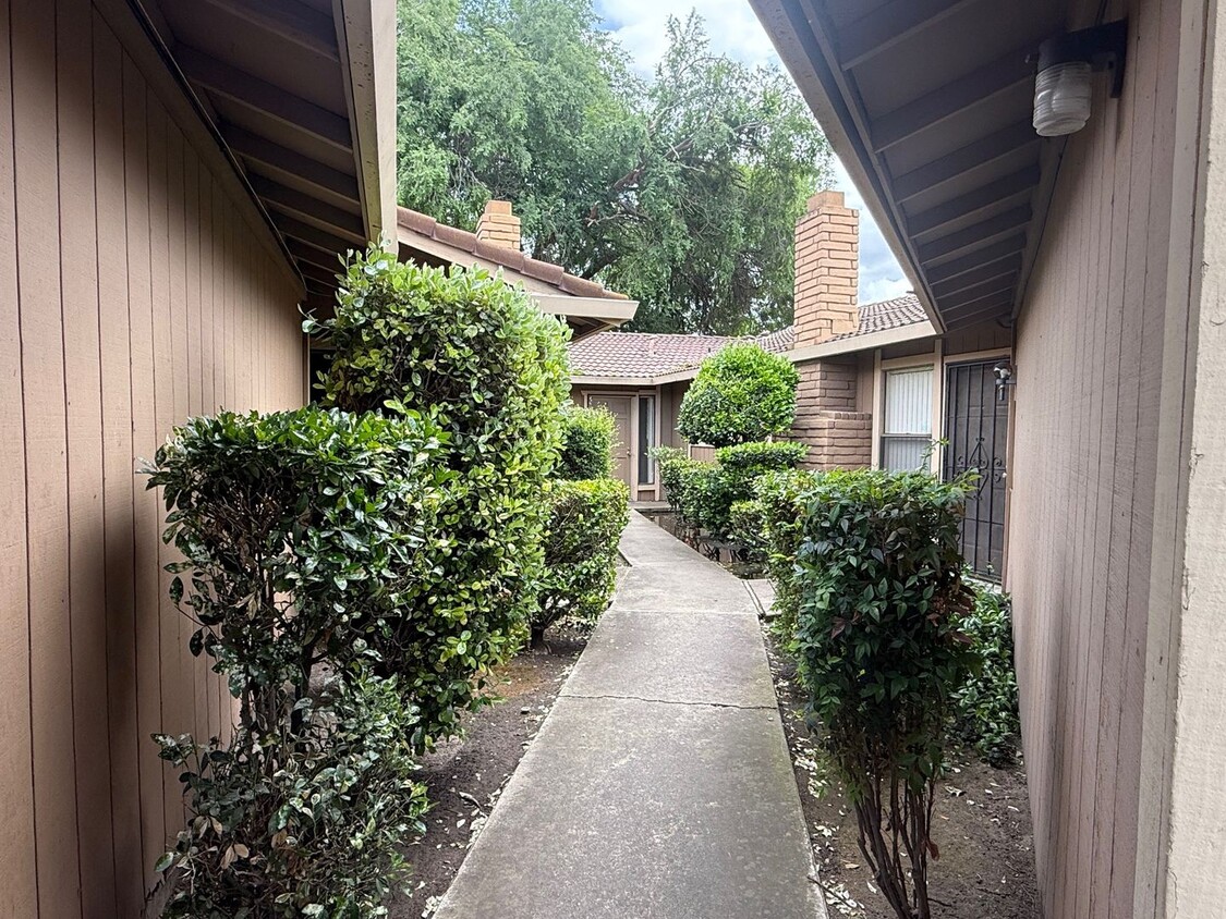 Primary Photo - 2 Bed, 1 Bath Home with 1-Car Garage in Qu...