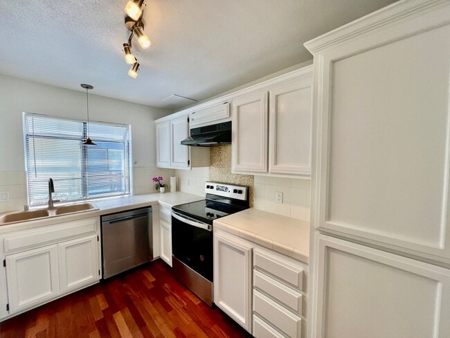Building Photo - Charming 3 bedroom, 2.5 bathroom townhouse...