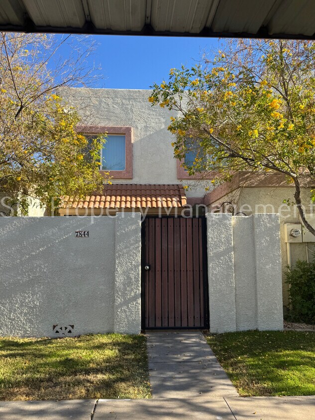 Foto principal - Beautiful 2 bedroom unit ready for move in