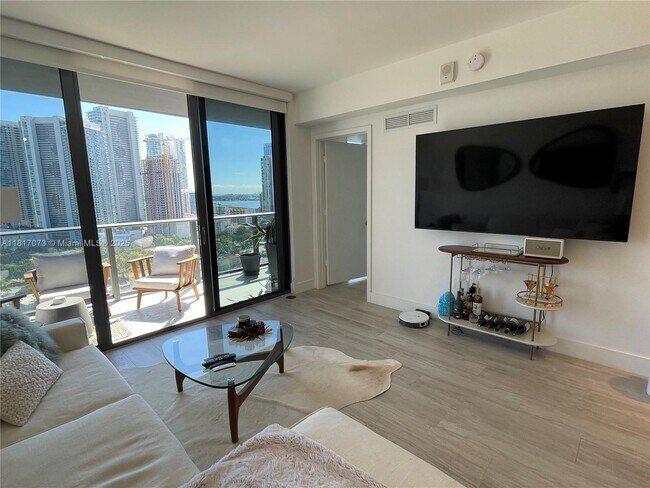 Foto del edificio - 121 NE 34th St