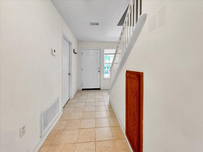 Building Photo - 994 Scenic Oak Ln