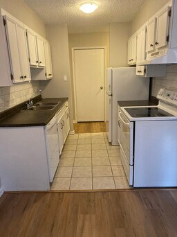 Photo du bâtiment - 12841-12865 65 St NW