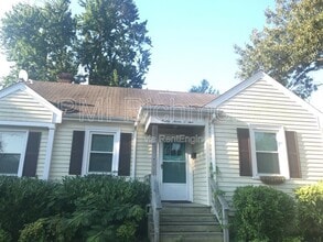Building Photo - 2705 Dellrose Ave
