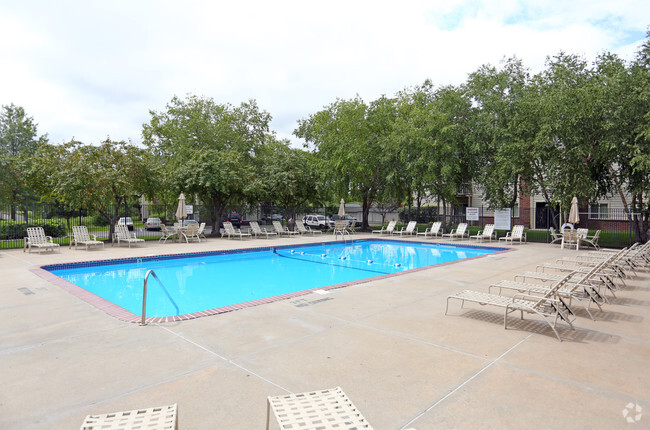 Pool - The Pointe Apartments