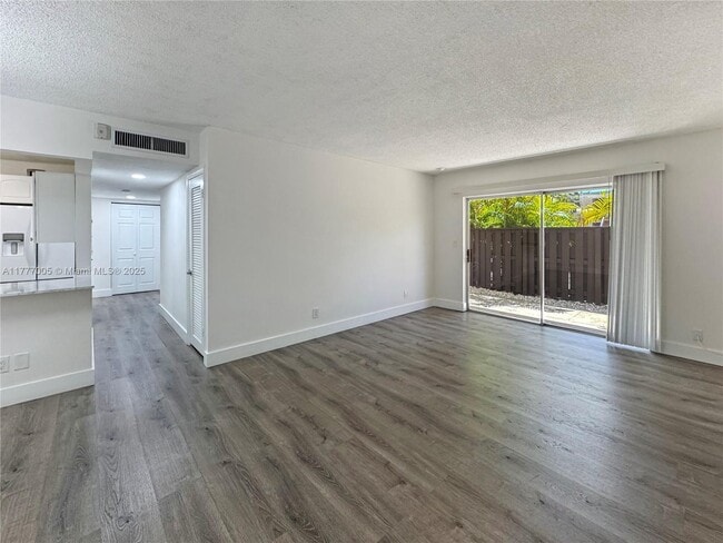 Foto del edificio - 9000 SW 137th St