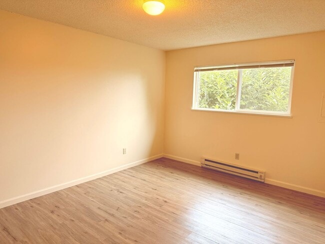 Building Photo - 2bed/1 Bath Second Level Unit on Near SE Powell/Ross Island Bridge