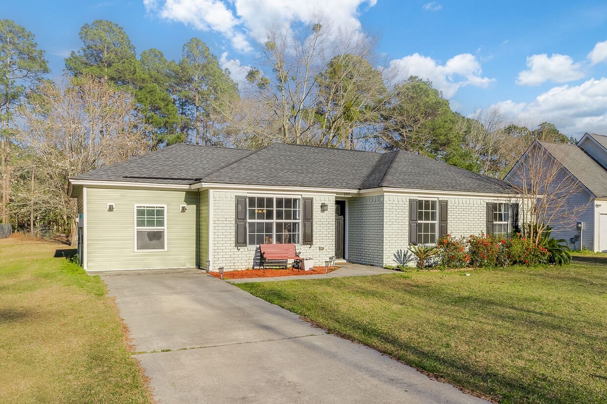 Foto principal - Updated 4 bedroom, 2 bathroom home coming ...