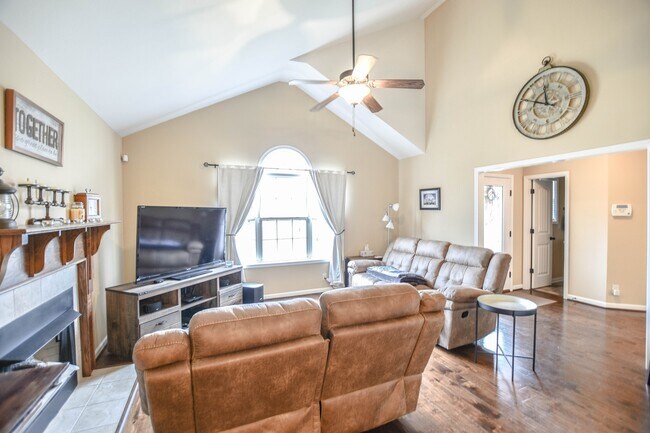 Building Photo - Pet Friendly Three Bedroom!