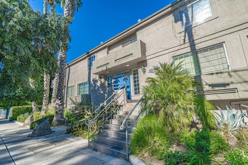 Foto principal - 18347 Saticoy St