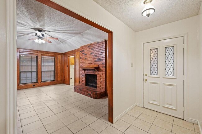 Building Photo - 504 Warbler Dr