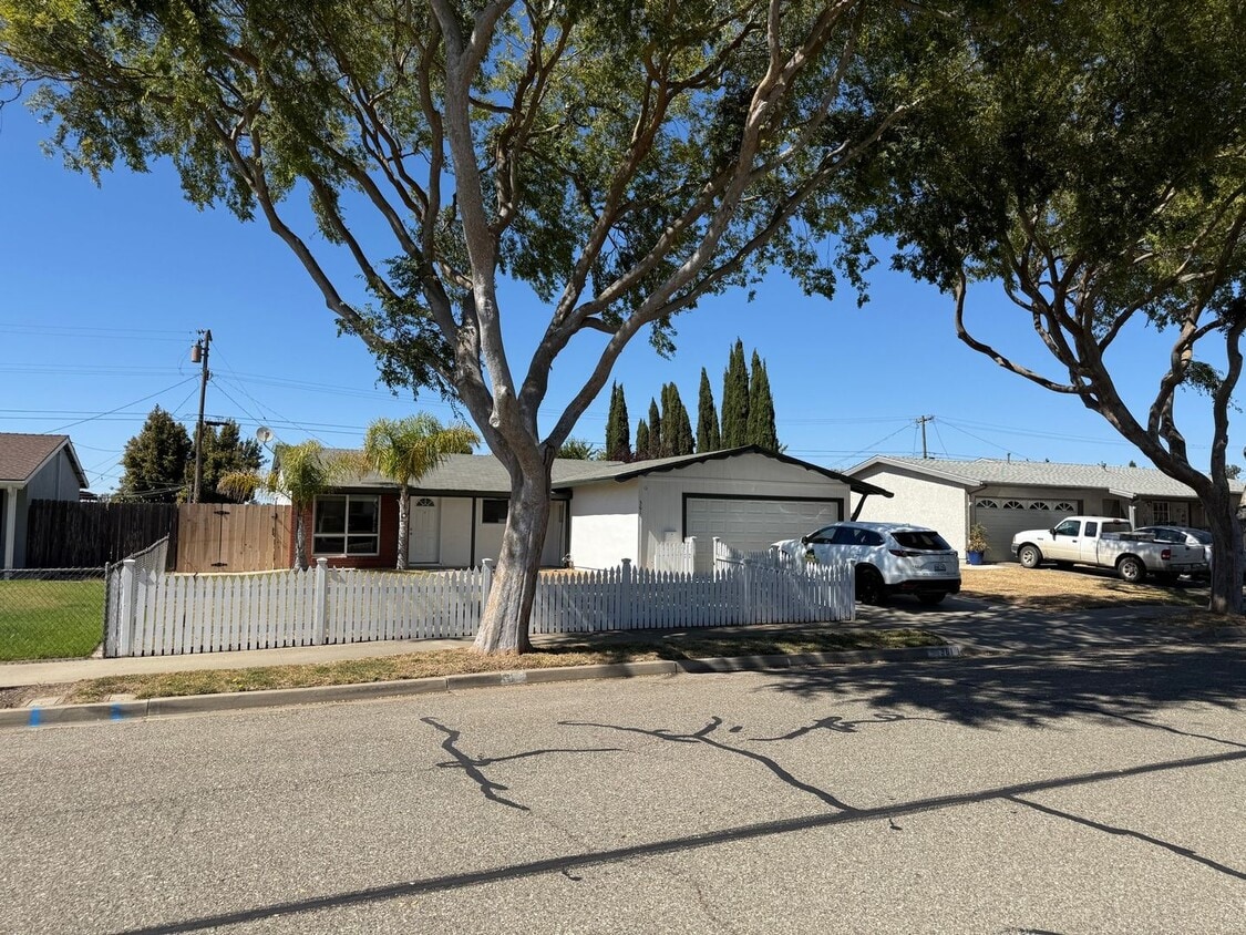 Primary Photo - Charming Remodeled 3 Bedroom / 2 Bathroom ...