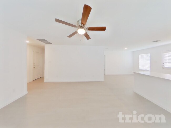 Foto del edificio - 806 Ginkgo Wy