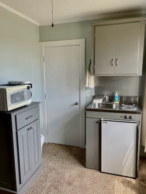 8 Traynor St Unit 4, Old Orchard Beach, ME 04064 Room for Rent in Old