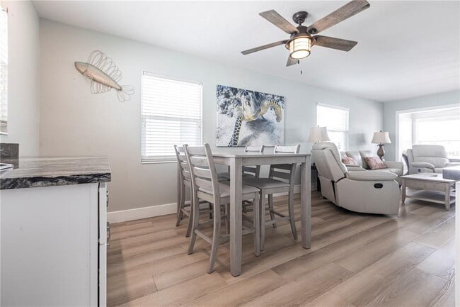 Foto del edificio - 6020 Midnight Pass Rd