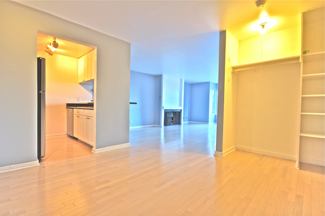 Building Photo - 1 Bed / 1 Bath pet friendly condo with par...