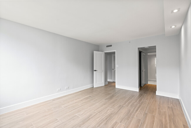 Building Photo - 1500-648 Bay Dr