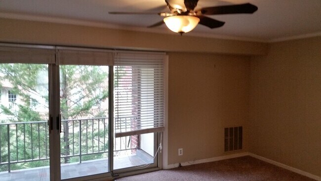 Foto del edificio - 5972 Westchester Park Dr