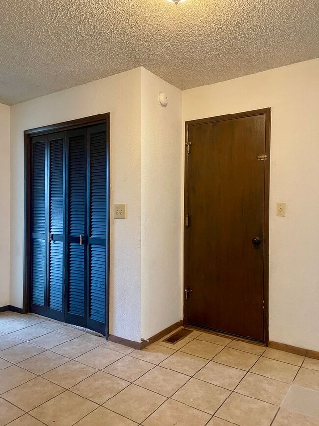 Foto del edificio - CHARMING 3 BED 2 BATH HOUSE WITH NEW HVAC, ROOF & LARGE FENCED BACKYARD