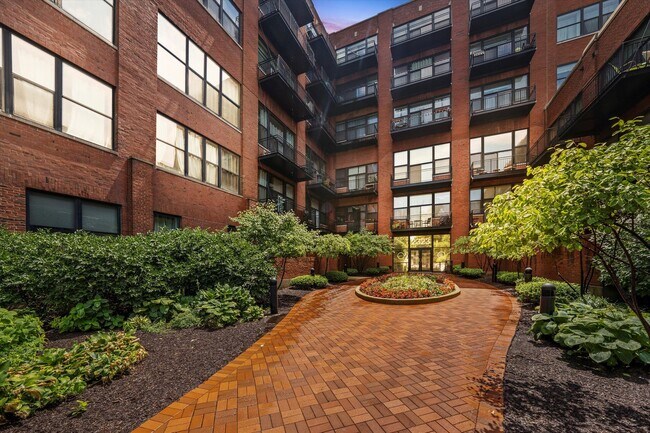 Foto del edificio - 2323 W Pershing Rd