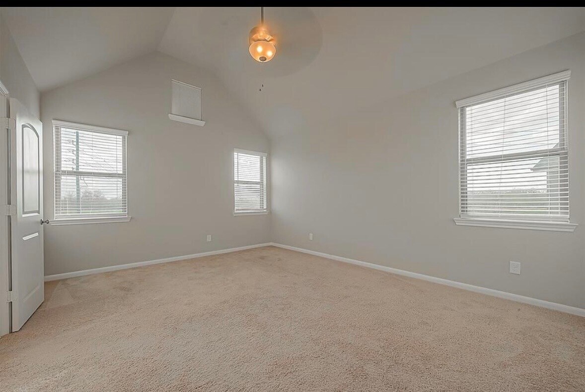 Building Photo - 8700 Laurel Crest Dr