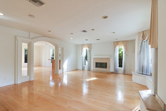 Building Photo - 5108 Woodley Ave