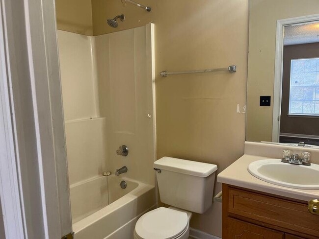 Building Photo - 125 River Oaks Dr