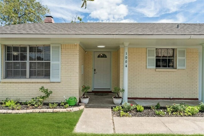 Building Photo - 1004 Dominik Dr