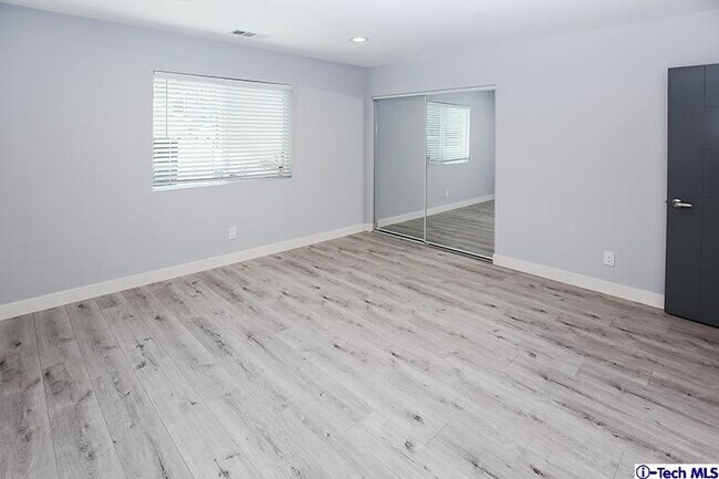 Foto del edificio - 1630 Winona Blvd