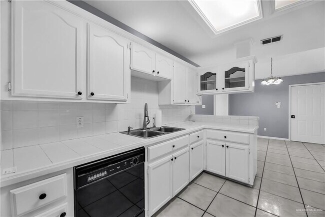 Foto del edificio - 4621 W Maple Ave