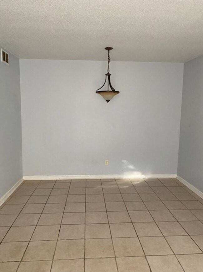 Foto del edificio - 6015 Warm Springs Ct