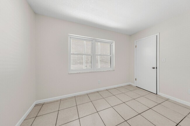 Building Photo - 305 Edgewood Dr